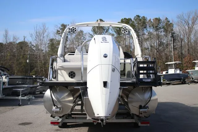 Slide: The Image of Tahoe Grand Tahoe LTD Flex Lounge Windshield 2026 - 3