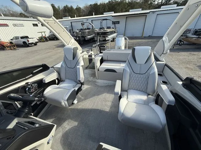 Slide: The Image of Tahoe Grand Tahoe LTD Flex Lounge Windshield 2026 - 5