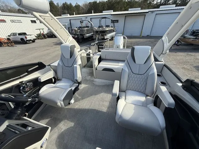 Slide: The Image of Tahoe Grand Tahoe LTD Flex Lounge Windshield 2026 - 6