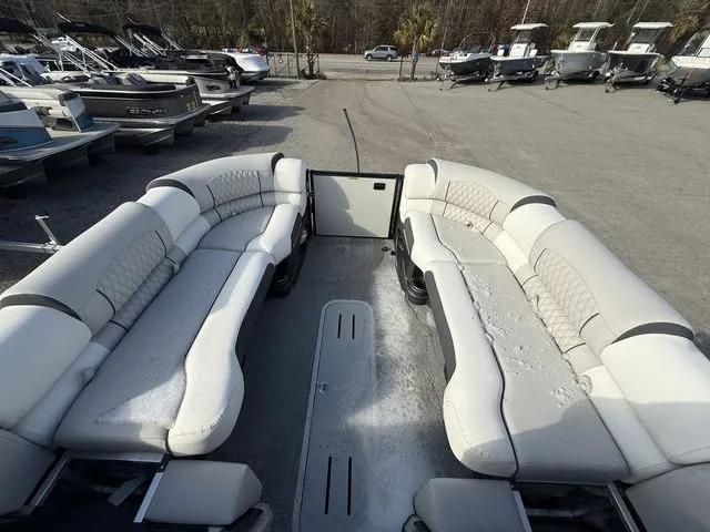 Slide: The Image of Tahoe Grand Tahoe LTD Flex Lounge Windshield 2026 - 7