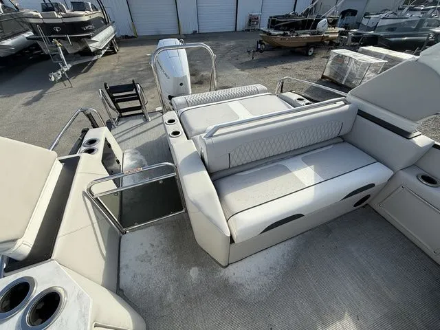 Slide: The Image of Tahoe Grand Tahoe LTD Flex Lounge Windshield 2026 - 8