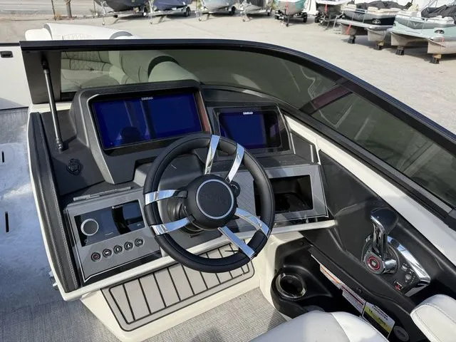 Slide: The Image of Tahoe Grand Tahoe LTD Flex Lounge Windshield 2026 - 9