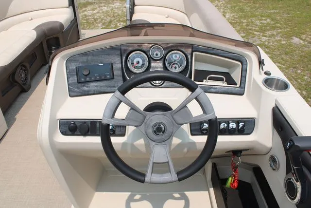 Slide: The Image of Tahoe LTZ Cruise 24' 2021 - 10