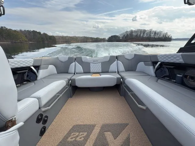 Slide: The Image of MasterCraft XT22 2023 - 15