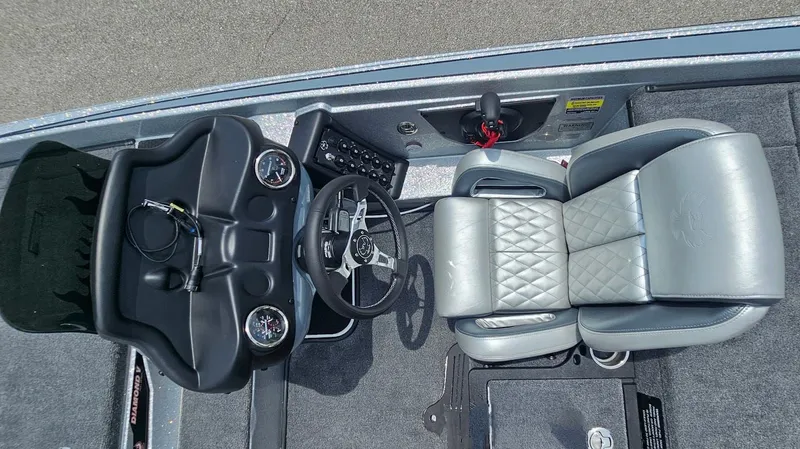 Slide: The Image of Phoenix Bass Boat 721 ZXL 2026 - 15