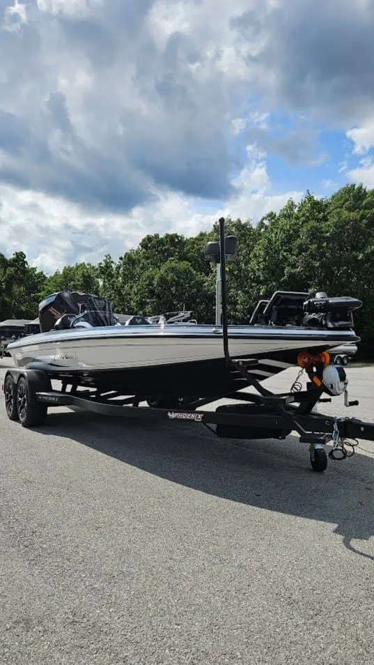 Slide: The Image of Phoenix Bass Boat 21 XE 2026 - 10