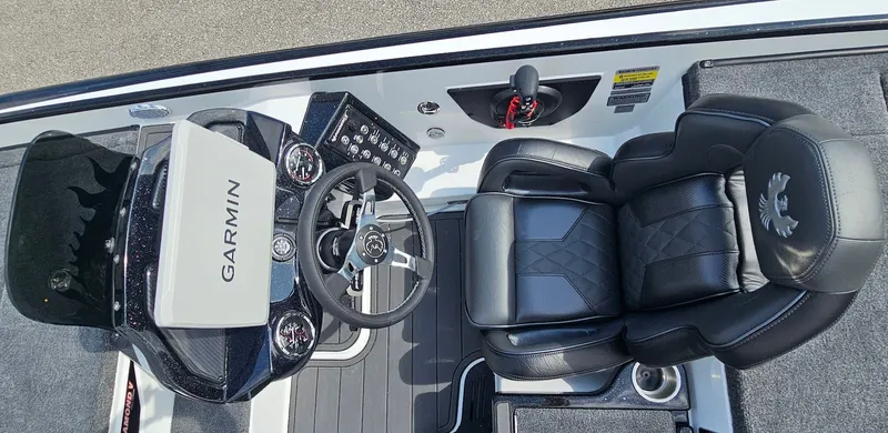 Slide: The Image of Phoenix Bass Boat 21 XE 2026 - 13