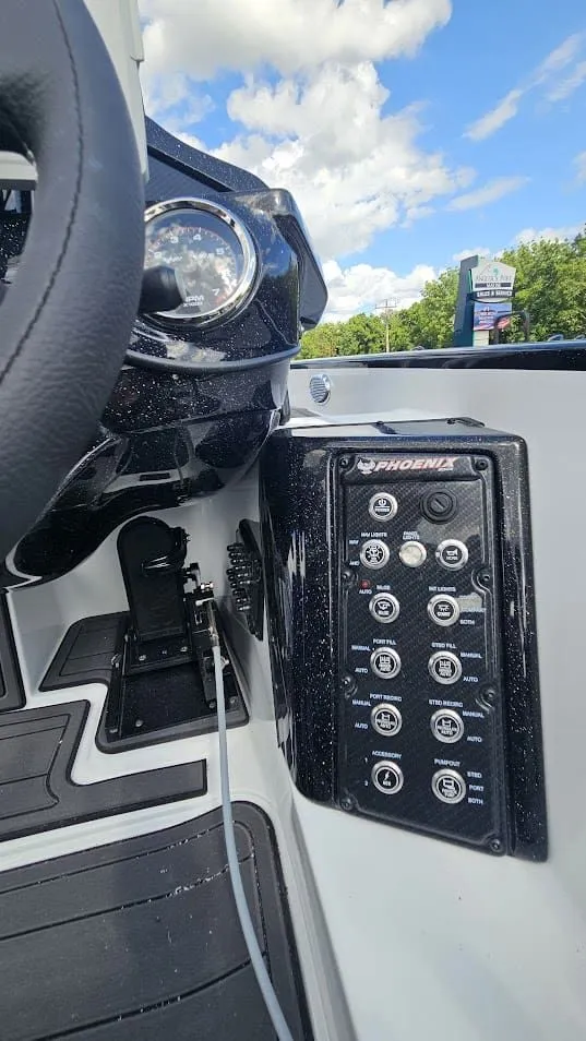 Slide: The Image of Phoenix Bass Boat 21 XE 2026 - 14