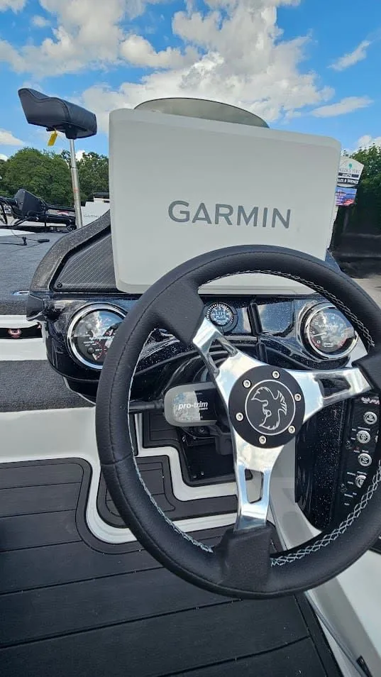 Slide: The Image of Phoenix Bass Boat 21 XE 2026 - 15