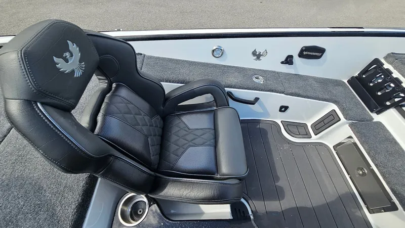 Slide: The Image of Phoenix Bass Boat 21 XE 2026 - 16