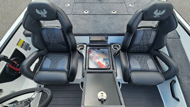 Slide: The Image of Phoenix Bass Boat 21 XE 2026 - 20