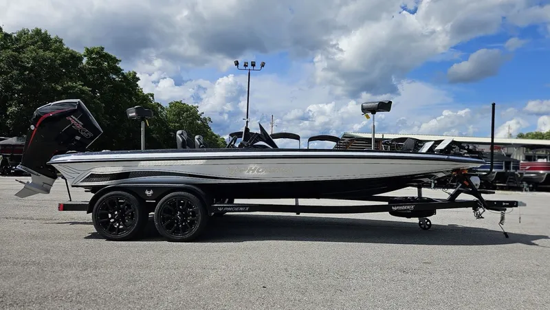 Slide: The Image of Phoenix Bass Boat 21 XE 2026 - 4