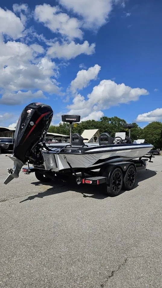 Slide: The Image of Phoenix Bass Boat 21 XE 2026 - 5
