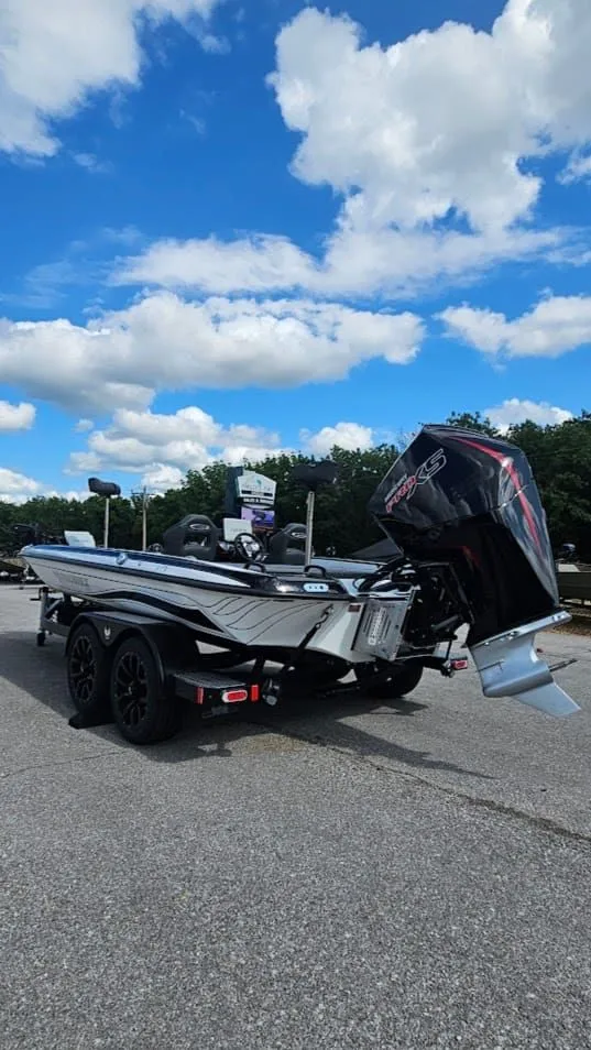 Slide: The Image of Phoenix Bass Boat 21 XE 2026 - 6