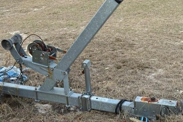 Slide: The Image of Trailer hitch and winch system on grass for Chaparral 232 Sunesta, 2000 model. - 17