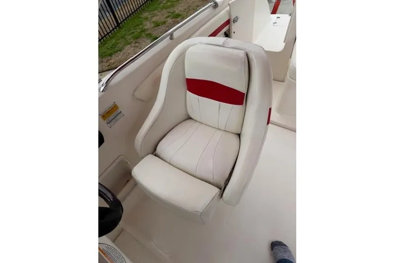 Slide: The Image of White and red boat seat on 2000 Chaparral 232 Sunesta deck. - 6