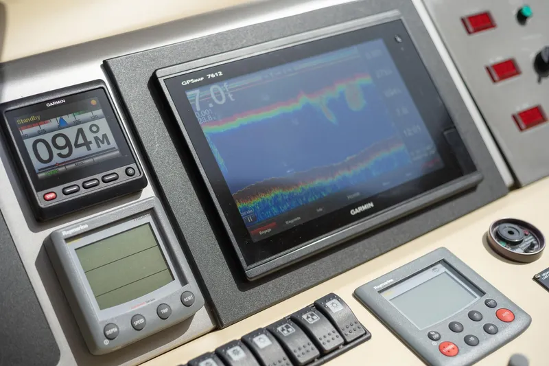Slide: The Image of 2009 Azimut 62E navigation system with Garmin displays. - 31