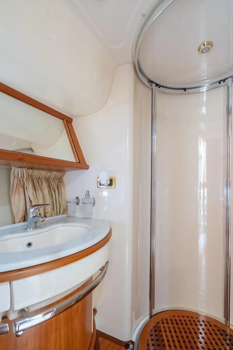 Slide: The Image of Luxurious bathroom on Azimut 62E yacht, year 2009. - 34