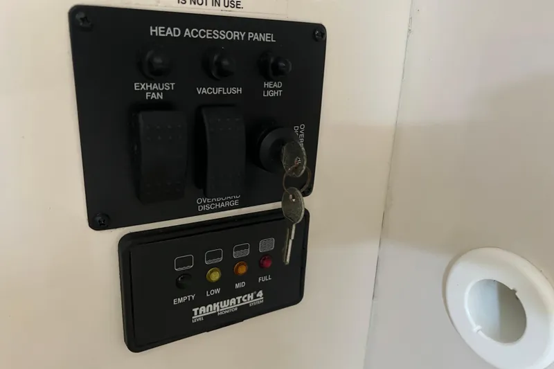 Slide: The Image of Control panel on 2006 Wellcraft 290 Coastal boat with keys and TankWatch 4 system. - 15