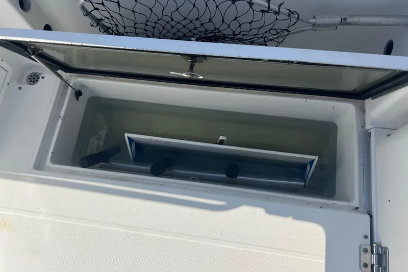 Slide: The Image of Livewell on 2006 Wellcraft 290 Coastal boat, open lid with fishing net above. - 26