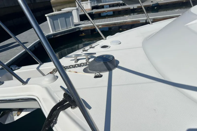 Slide: The Image of 2006 Wellcraft 290 Coastal boat deck with anchor chain and railing at marina. - 38