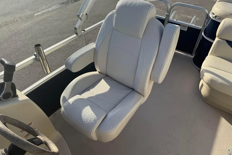Slide: The Image of Captain's chair on 2015 SunChaser 22 VS boat, featuring comfortable seating and armrests. - 14