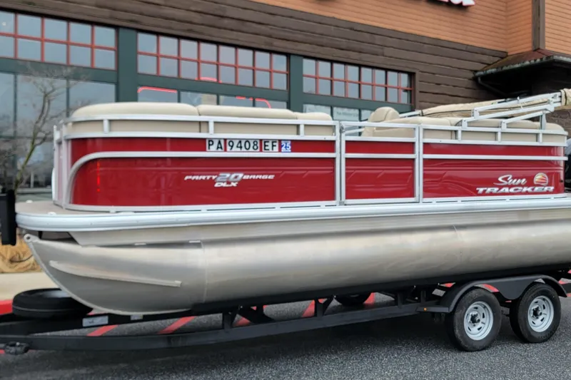 The Image of Sun Tracker Party Barge 20 DLX 2024 - undefined