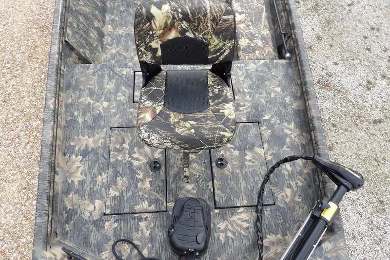 Slide: The Image of 2018 Crestliner 1660 Retriever boat with camo seat and trolling motor. - 23