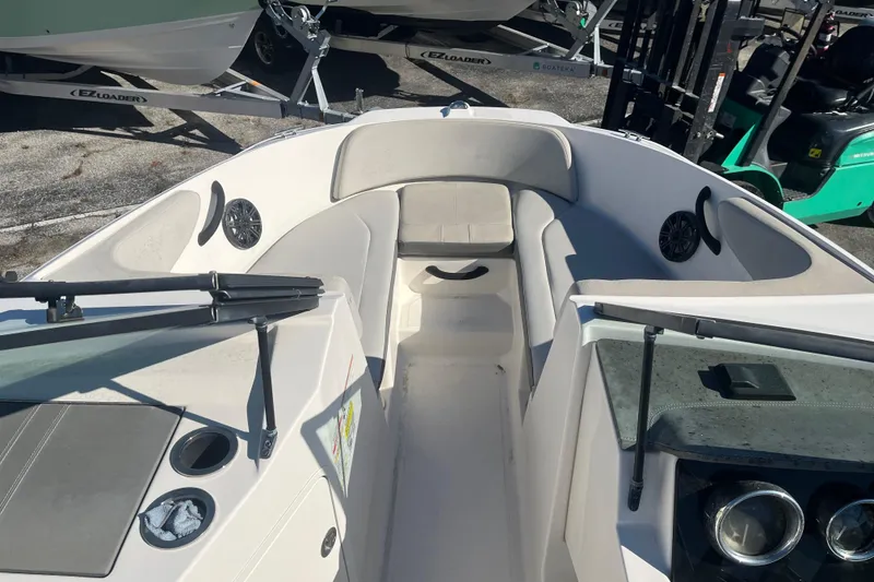 Slide: The Image of 2020 Sea Ray SPX 210 boat interior with seating and cup holders. - 10