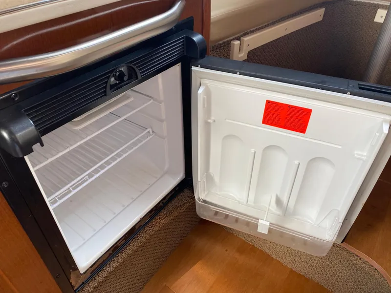 Slide: The Image of Open fridge in a 2012 Sea Ray Sundancer 280 yacht. - 32