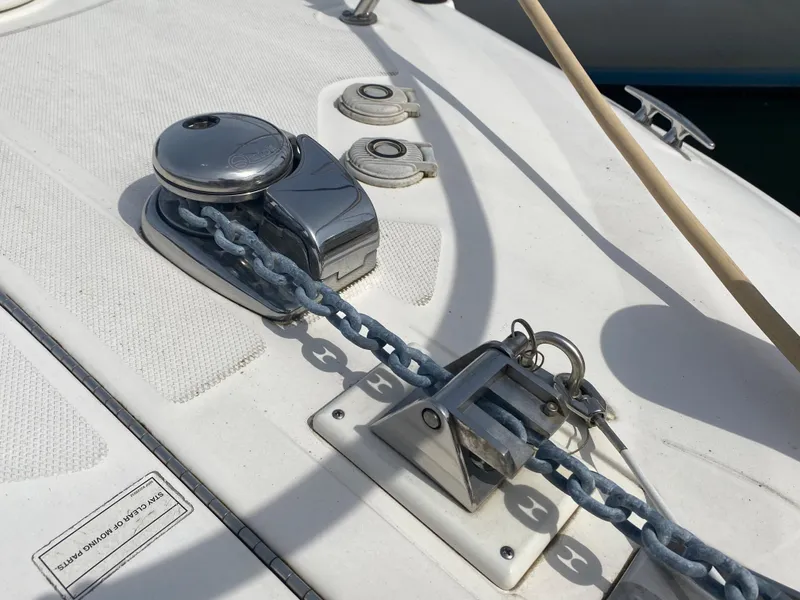 Slide: The Image of Anchor chain on Sea Ray Sundancer 280, year 2012. - 8