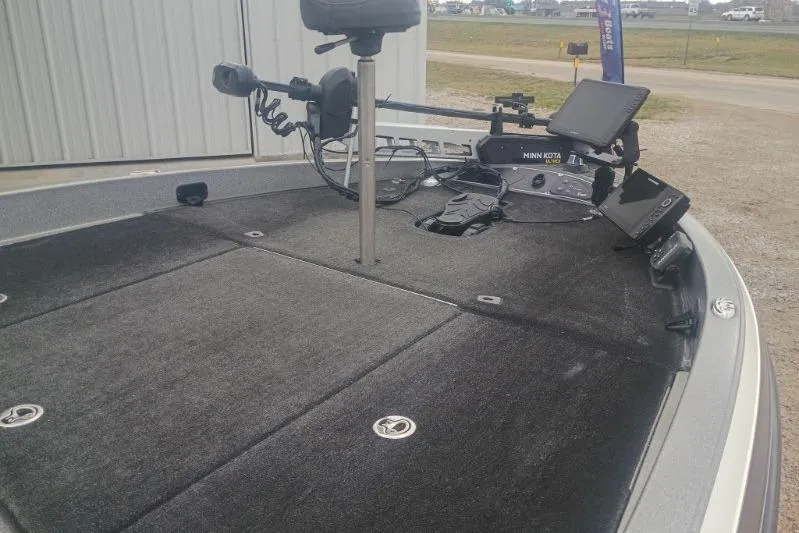 Slide: The Image of 2010 Ranger 520 VX/VS boat deck with Minn Kota trolling motor and electronics. - 7