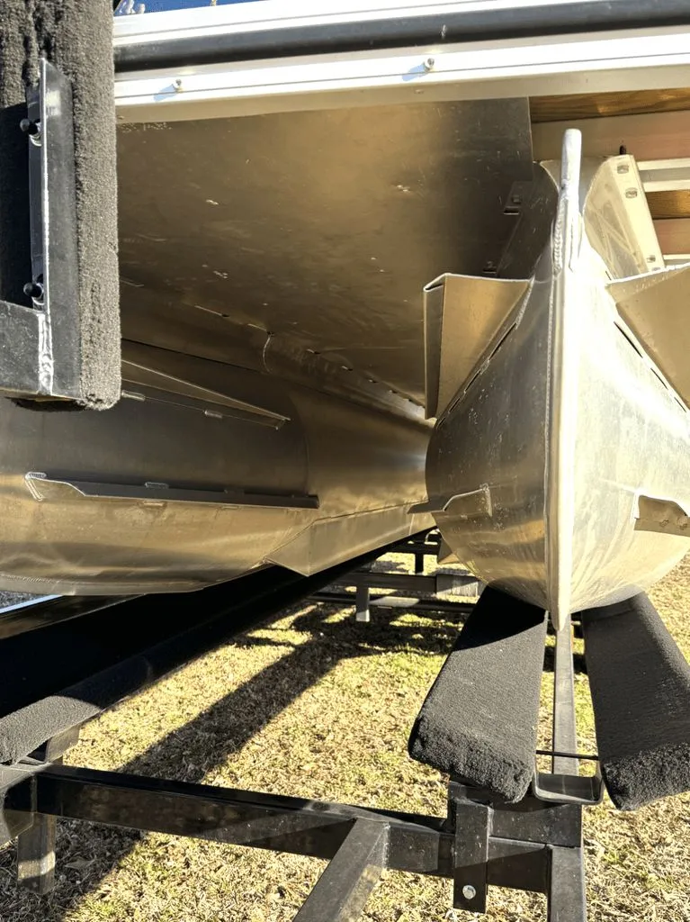 Slide: The Image of Silver Wave 2210 SW3 2023 - 23