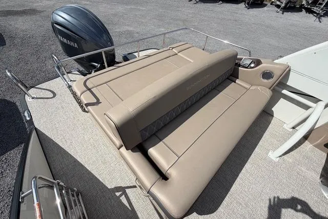 Slide: The Image of 2021 Bennington QX 25 QXSBWA boat with Yamaha engine, featuring tan seating and deck. - 15