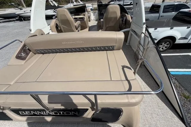 Slide: The Image of 2021 Bennington QX 25 QXSBWA luxury pontoon boat with beige seating and sleek design. - 16