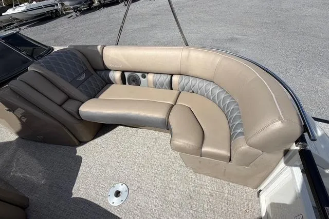 Slide: The Image of Luxurious seating on 2021 Bennington QX 25 QXSBWA pontoon boat. - 21