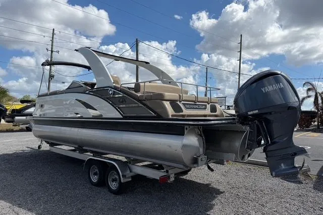 Slide: The Image of 2021 Bennington QX 25 QXSBWA pontoon boat on trailer with Yamaha outboard motor. - 5