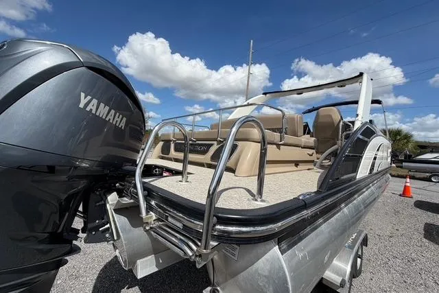 Slide: The Image of 2021 Bennington QX 25 QXSBWA pontoon boat with Yamaha engine under a clear blue sky. - 8