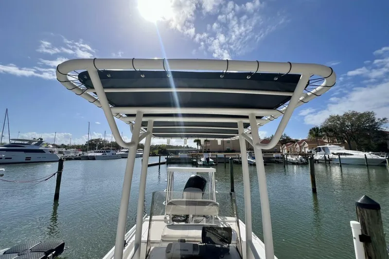 Slide: The Image of 2021 Mako 21 LTS boat docked in sunny marina with clear blue sky. - 29
