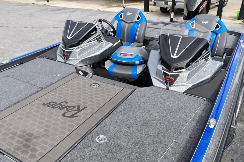 Slide: The Image of 2025 Ranger Z521R boat interior with dual seats and sleek design. - 10