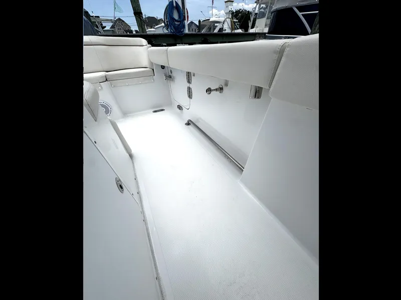 Slide: The Image of 2022 Sea Hunt Ultra 275 SE boat interior with white seating and clean deck. - 32