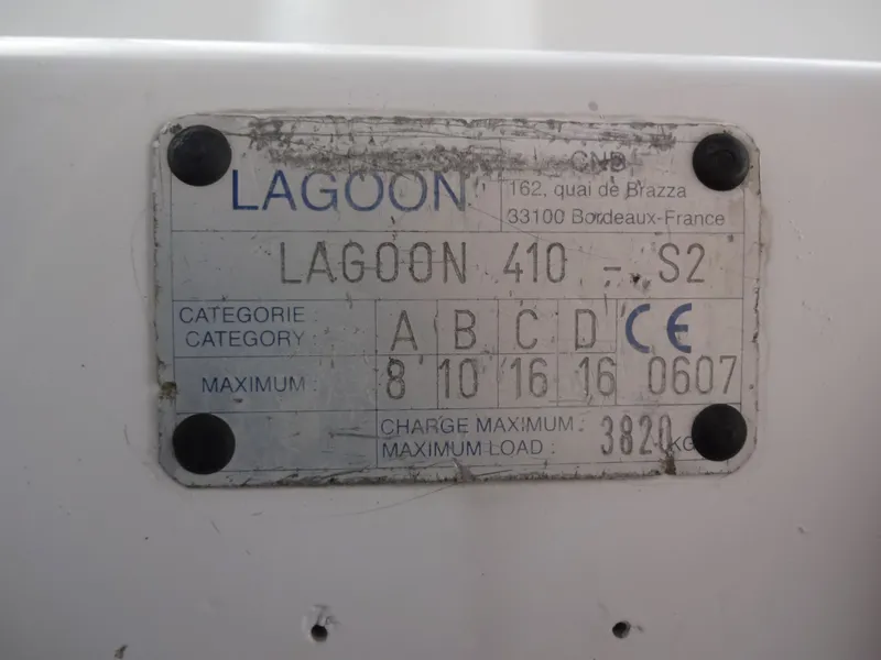 Slide: The Image of Lagoon 410 boat nameplate, year 2003, maximum load 3820 kg. - 28