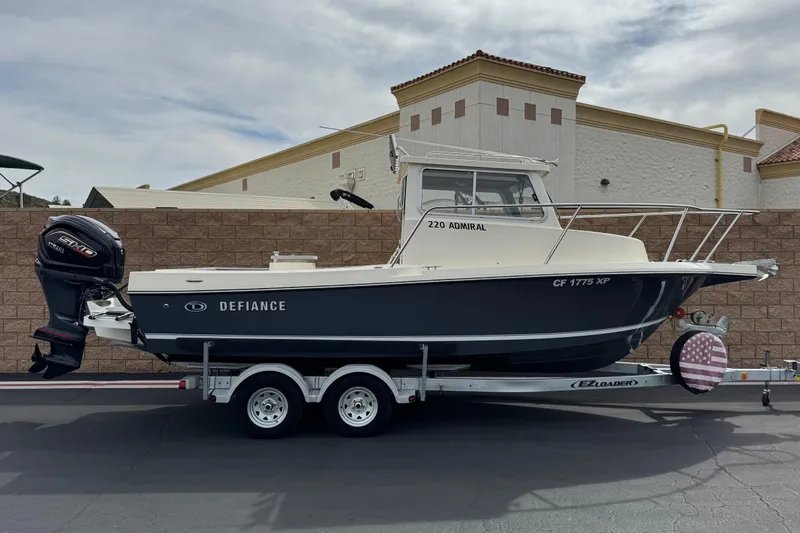 The Image of 2023 Defiance 220 Admiral EX boat on trailer, side view, with Yamaha engine. - 0