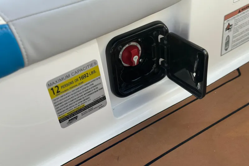 Slide: The Image of 2023 Malibu Wakesetter 21 LX boat capacity label and battery switch detail. - 27