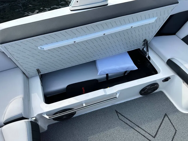 Slide: The Image of MasterCraft XStar 2020 - 12