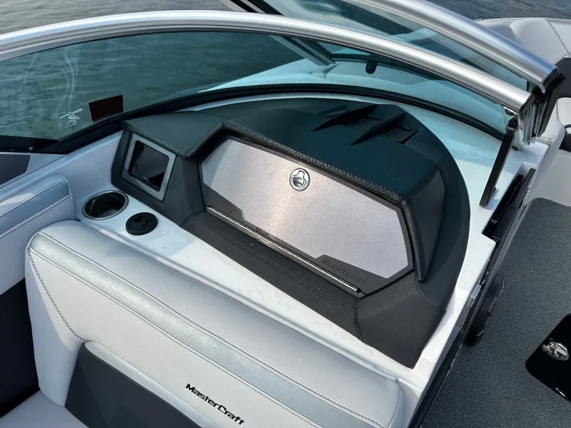 Slide: The Image of MasterCraft XStar 2020 - 14