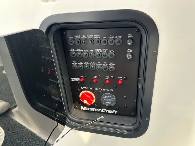 Slide: The Image of MasterCraft XStar 2020 - 20