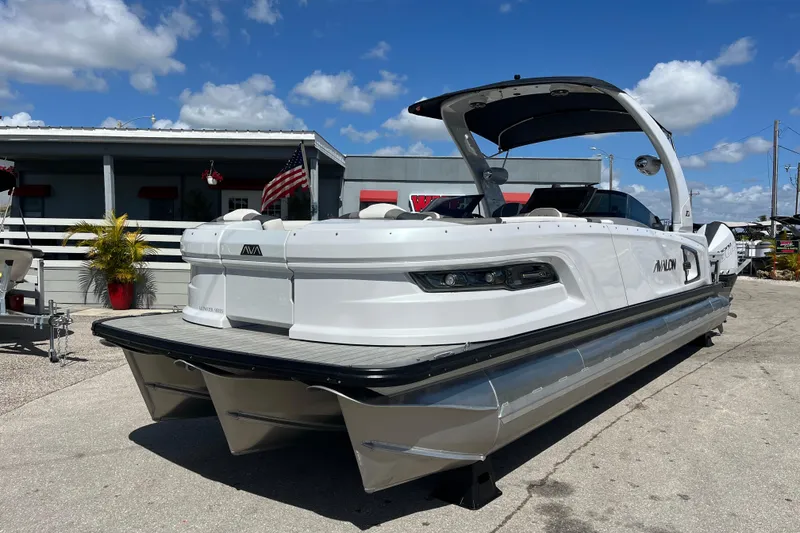 The Image of Avalon 2785 Excalibur Carbon Series, Windshield Elite, Tri Toon, Twin Mercury Racing 500R's JPO 2026 - undefined