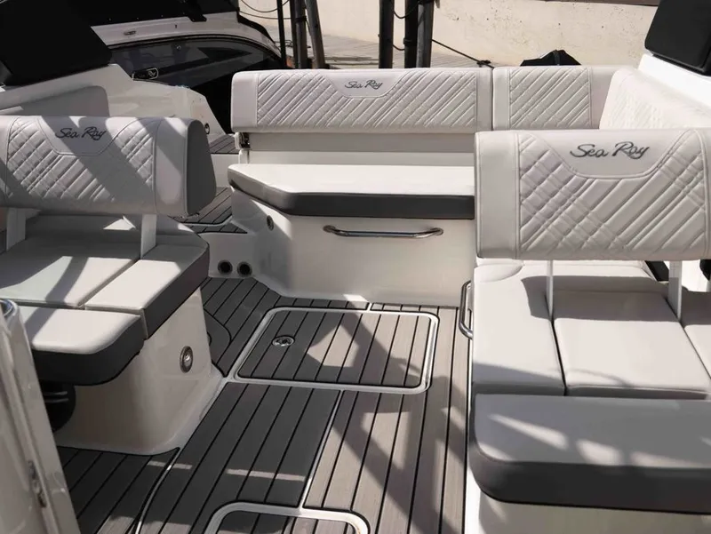Slide: The Image of Sea Ray SDX 230 2026 - 15