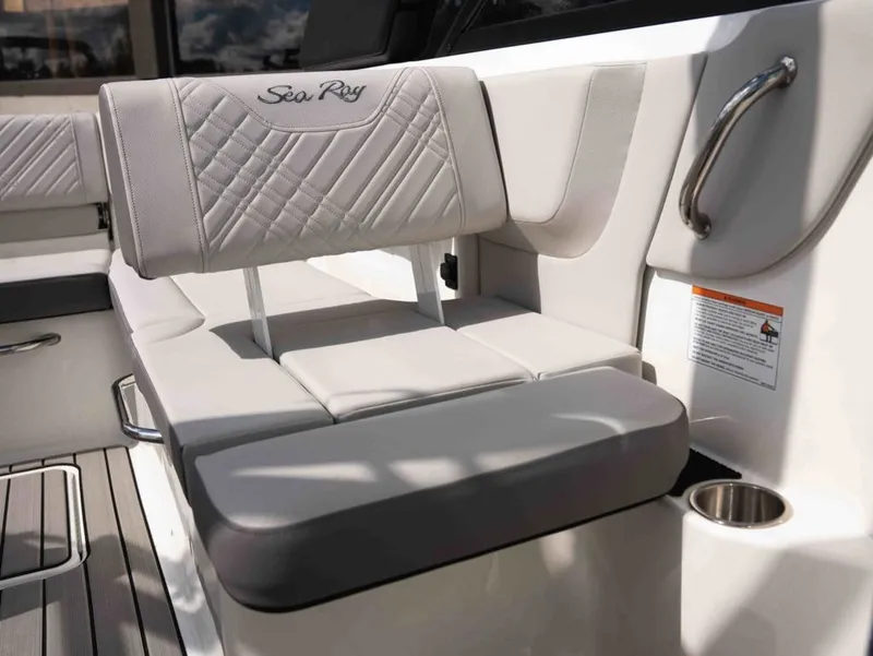 Slide: The Image of Sea Ray SDX 230 2026 - 16